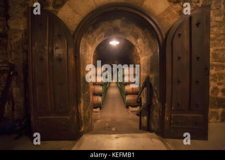 Barrel Zeile in einem rioja Weingut in Alava Stockfoto