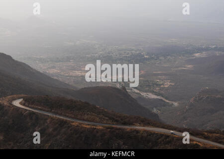 Straße entlang Leba Sierra. Blick von oben. lubango. Angola. Stockfoto