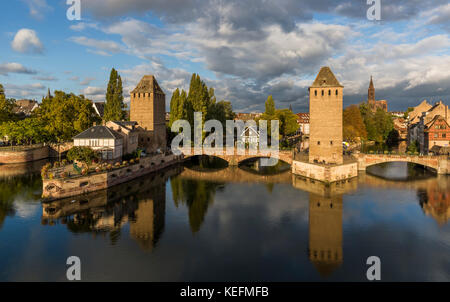 Abendliche Panorama von Straßburg, die mittelalterliche Brücke, Türme und die Kathedrale Stockfoto