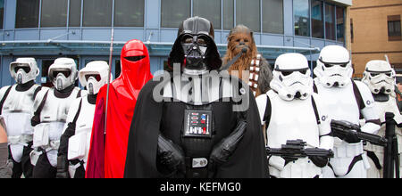 DONCASTER, GROSSBRITANNIEN - 7. OKTOBER 2017. Eine Gruppe von Cosplayern, verkleidet als Darth Vader, Stormtroopers und Chewbacca aus Star Wars bei einem Comic-Concept in Großbritannien. Stockfoto