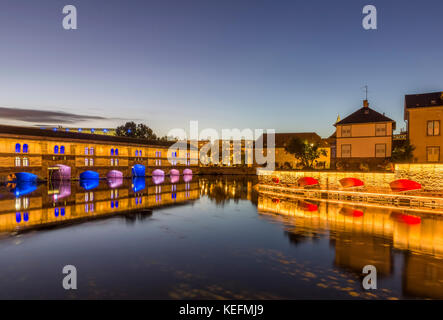 Am Abend Blick auf die Barrage Vauban auf der Ill in der Stadt Straßburg Stockfoto