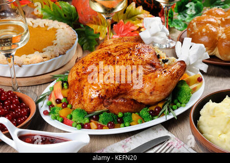 Gebackener Truthahn mit Gemüse, Kürbiskuchen, Kartoffelpüree, Knoblauch Brötchen und Cranberry-orange Soße auf den Tisch Abendessen am Thanksgiving Tag Stockfoto