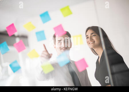 Start Geschäft Leute Gruppe, die täglichen Aufgaben im modernen Büro. Tech, Tech, Tech, Tech Team. Stockfoto