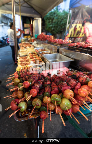 Bis in der Nähe von Hühnern cube und gerösteten Gemüse auf Kebab Spießen gekocht und fertig zum Mitnehmen auf einem asiatischen Street Food stall. Stockfoto