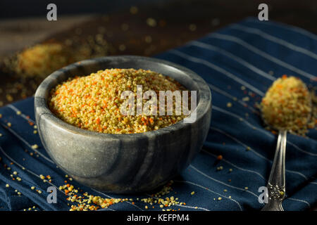 Rohe organische chemische dreifarbig Couscous in eine Schüssel geben. Stockfoto
