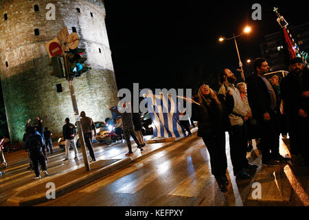 Thessaloniki, Griechenland. 19 Okt, 2017. Demonstration und Konflikte von para-religiösen und nationalistischen Gruppen mit der Polizei durch die theatralische Performance,'' die Zeit der Teufel'' Quelle: achilleas chiras/Pacific Press/alamy leben Nachrichten Stockfoto