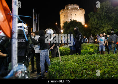 Thessaloniki, Griechenland. 19 Okt, 2017. Demonstration und Konflikte von para-religiösen und nationalistischen Gruppen mit der Polizei durch die theatralische Performance,'' die Zeit der Teufel'' Quelle: achilleas chiras/Pacific Press/alamy leben Nachrichten Stockfoto