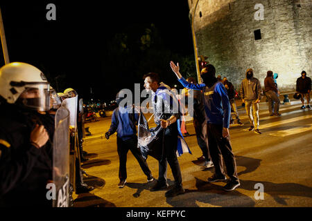 Thessaloniki, Griechenland. 19 Okt, 2017. Demonstration und Konflikte von para-religiösen und nationalistischen Gruppen mit der Polizei durch die theatralische Performance,'' die Zeit der Teufel'' Quelle: achilleas chiras/Pacific Press/alamy leben Nachrichten Stockfoto