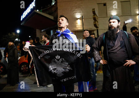 Thessaloniki, Griechenland. 19 Okt, 2017. Demonstration und Konflikte von para-religiösen und nationalistischen Gruppen mit der Polizei durch die theatralische Performance,'' die Zeit der Teufel'' Quelle: achilleas chiras/Pacific Press/alamy leben Nachrichten Stockfoto