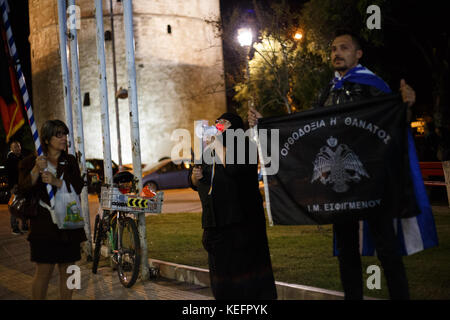 Thessaloniki, Griechenland. 19 Okt, 2017. Demonstration und Konflikte von para-religiösen und nationalistischen Gruppen mit der Polizei durch die theatralische Performance,'' die Zeit der Teufel'' Quelle: achilleas chiras/Pacific Press/alamy leben Nachrichten Stockfoto