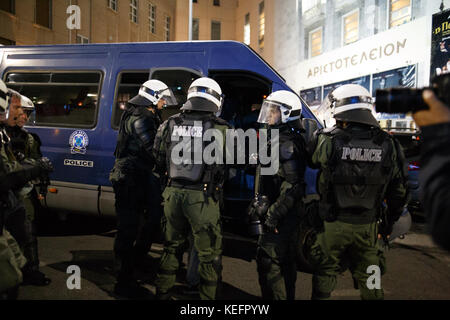 Thessaloniki, Griechenland. 19 Okt, 2017. Demonstration und Konflikte von para-religiösen und nationalistischen Gruppen mit der Polizei durch die theatralische Performance,'' die Zeit der Teufel'' Quelle: achilleas chiras/Pacific Press/alamy leben Nachrichten Stockfoto