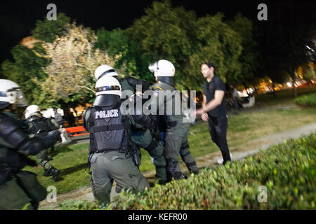 Thessaloniki, Griechenland. 19 Okt, 2017. Demonstration und Konflikte von para-religiösen und nationalistischen Gruppen mit der Polizei durch die theatralische Performance,'' die Zeit der Teufel'' Quelle: achilleas chiras/Pacific Press/alamy leben Nachrichten Stockfoto