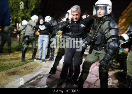 Thessaloniki, Griechenland. 19 Okt, 2017. Demonstration und Konflikte von para-religiösen und nationalistischen Gruppen mit der Polizei durch die theatralische Performance,'' die Zeit der Teufel'' Quelle: achilleas chiras/Pacific Press/alamy leben Nachrichten Stockfoto