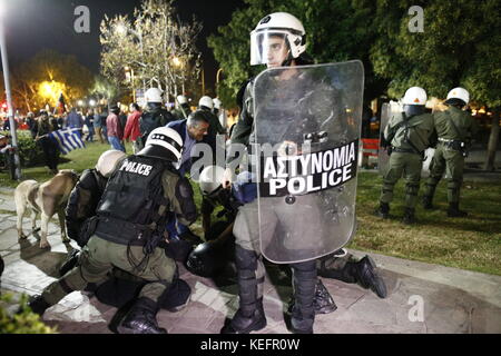 Thessaloniki, Griechenland. 19 Okt, 2017. Demonstration und Konflikte von para-religiösen und nationalistischen Gruppen mit der Polizei durch die theatralische Performance,'' die Zeit der Teufel'' Quelle: achilleas chiras/Pacific Press/alamy leben Nachrichten Stockfoto