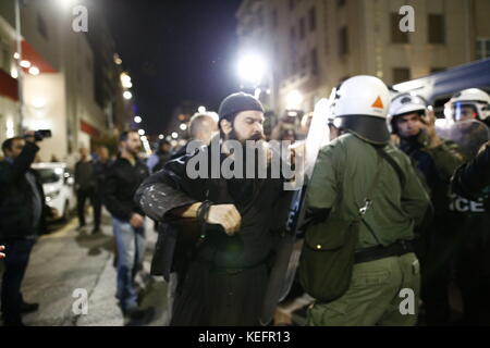 Thessaloniki, Griechenland. 19 Okt, 2017. Demonstration und Konflikte von para-religiösen und nationalistischen Gruppen mit der Polizei durch die theatralische Performance,'' die Zeit der Teufel'' Quelle: achilleas chiras/Pacific Press/alamy leben Nachrichten Stockfoto