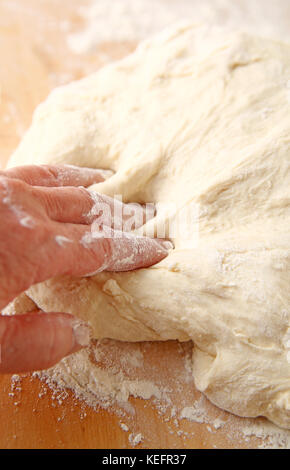 Finger in Mehl und Teig mit Brotteig abgedeckt Stockfoto