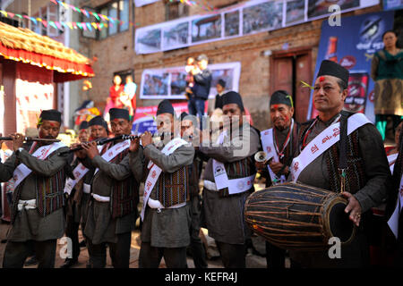 Italienisch Menschen auf traditionellen Instrumenten während der newari neues Jahr Parade nhu Dan (newari neues Jahr) fällt während tihar oder deepawali und dewali "Festival der Lichter" auf kirtipur, Kathmandu, Nepal am Freitag, 20. Oktober 2017. newar Gemeinschaft in Nepal beobachtet Newari neues Jahr 1138. Stockfoto