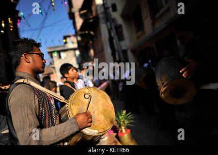 Italienisch Menschen auf traditionellen Instrumenten während der newari neues Jahr Parade nhu Dan (newari neues Jahr) fällt während tihar oder deepawali und dewali "Festival der Lichter" auf kirtipur, Kathmandu, Nepal am Freitag, 20. Oktober 2017. newar Gemeinschaft in Nepal beobachtet Newari neues Jahr 1138. Stockfoto