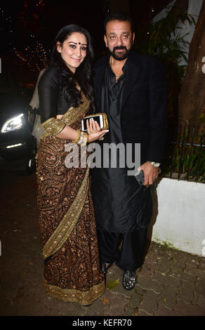 Mumbai, Indien. 20. Oktober 2017. Der indische Filmschauspieler Sanjay Dutt und seine Frau Manyata Dutt nehmen an der Diwali-Party von Aamir Khan in Bandra, Mumbai, Teil.Quelle: Azhar Khan/Pacific Press/Alamy Live News Stockfoto