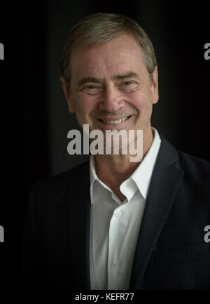 Malmö, Schweden. Oktober 2017. Malmö, Schweden. Oktober 2017. Christer Björkman, Delegationsleiter in Schweden beim European Song Contest, trifft die Presse bei der Präsentation des kommenden Wochenendes "I huvudet på Christer Björkman" (Inside Christer Björkman) im Malmö Live, einem Event, bei dem Björkmans Leben und Musik im Mittelpunkt stehen. Quelle: Tommy Lindholm/Pacific Press/Alamy Live News Stockfoto