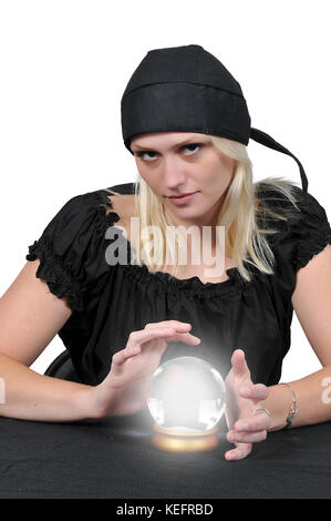 Frau Zigeuner Wahrsager mit Hilfe einer Kristallkugel. Stockfoto