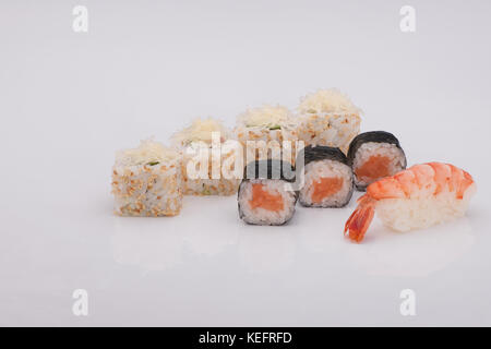Sortiment von Sushi auf weißem Hintergrund Stockfoto