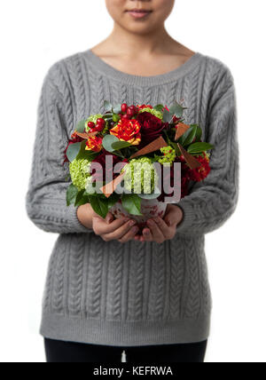 Frau hält Blumenstrauß aus verschiedenen Blumen. zum Valentinstag Stockfoto