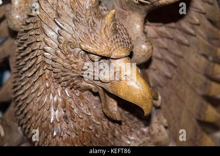 Hölzerne Adler Nahaufnahme, wie eine Skulptur in der Ausstellung. Stockfoto