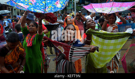 Kolkata, Indien. 19 Okt, 2017. Hindu devotee Hold up Sonnenschirm holly Reis zu erhalten, wie Sie durch einen Tempel Behörde anlässlich der annakut Festival verteilt. Credit: sanjay purkait/Pacific Press/alamy leben Nachrichten Stockfoto