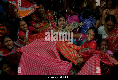 Kolkata, Indien. 19 Okt, 2017. Hindu devotee Hold up Sonnenschirm holly Reis zu erhalten, wie Sie durch einen Tempel Behörde anlässlich der annakut Festival verteilt. Credit: sanjay purkait/Pacific Press/alamy leben Nachrichten Stockfoto