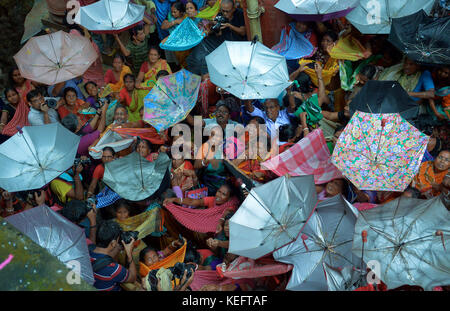 Kolkata, Indien. 19 Okt, 2017. Hindu devotee Hold up Sonnenschirm holly Reis zu erhalten, wie Sie durch einen Tempel Behörde anlässlich der annakut Festival verteilt. Credit: sanjay purkait/Pacific Press/alamy leben Nachrichten Stockfoto