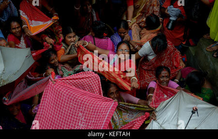 Kolkata, Indien. 19 Okt, 2017. Hindu devotee Hold up Sonnenschirm holly Reis zu erhalten, wie Sie durch einen Tempel Behörde anlässlich der annakut Festival verteilt. Credit: sanjay purkait/Pacific Press/alamy leben Nachrichten Stockfoto