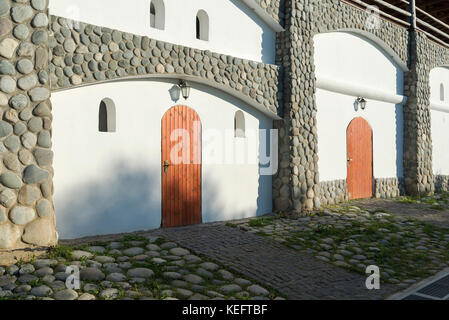 Haustüren aus Holz im Haus. Stockfoto