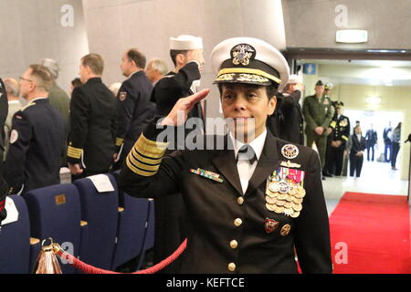 Giugliano in Campania, Italien. 20 Okt, 2017. Militärische Zeremonie 'Befehl' bei Jfc Neapel Hauptquartier. Im Bild admiral Michelle j. Howard, Commander, Allied Joint Force Command Naples, Commander, U.S. Naval Forces Europe, Commander, U.S. Naval Forces Afrika Credit: Salvatore esposito/Pacific Press/alamy leben Nachrichten Stockfoto