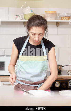 Kuchen, Koch, Frau, Küche, Koch, Backen, Kochen, Lebensmittel, Backwaren Konditorei Kuchen machen Mädchen happyculinary Dessert professionelle Schöne süße prep Stockfoto