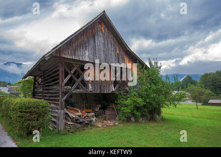 Typisch traditionellen alpenländischen Scheune Halle in der slowenischen touristischen Dorf Ribcev Laz, neben dem Bohinj See Stockfoto