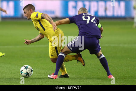 Anderlecht, Belgien. 18. Oktober 2017. Marco Verratti (Paris Saint Germain) und Sofiane Hanni ( Anderlecht ) während des Spiels der Champions League an Stockfoto