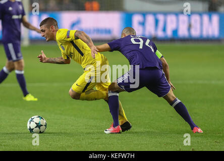 Anderlecht, Belgien. 18. Oktober 2017. Marco Verratti (Paris Saint Germain) und Sofiane Hanni ( Anderlecht ) während des Spiels der Champions League an Stockfoto