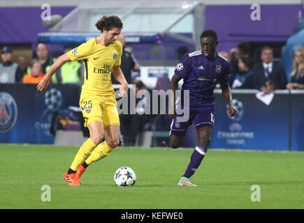 Anderlecht, Belgien. 18. Oktober 2017. Adrien Rabiot (Paris Saint Germain) und Dennis Appiah ( Anderlecht ) während des Spiels der Champions League Ande Stockfoto