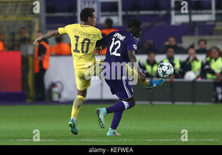 Anderlecht, Belgien. 18. Oktober 2017. Neymar Jr (Paris Saint Germain) und Dennis Appiah (Anderlecht) während des Spiels der Champions League Anderlecht Stockfoto