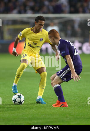 Anderlecht, Belgien. 18. Oktober 2017.Neymar Jr (Paris Saint Germain) und Adrien Trebel (Anderlecht ) während des Spiels der Champions League Anderlecht Stockfoto