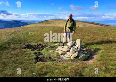 Wanderer auf dem Gipfel Cairn von Ob Hill fiel, Nationalpark Lake District, Cumbria County, England, UK. Ob Hill fiel ist einer der 214 Stockfoto