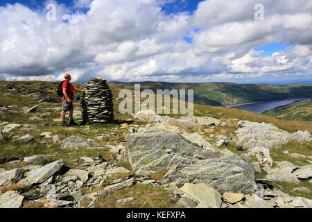 Walker in der Cairns auf Artle Crag, Branstree fiel, Haweswater Reservoir, Nationalpark Lake District, Cumbria County, England, UK. Branstree fiel Stockfoto