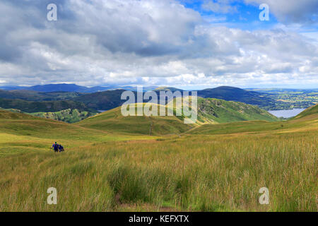 Spaziergänger auf Martindale Gemeinsame, Nationalpark Lake District, Cumbria County, England, UK. Stockfoto