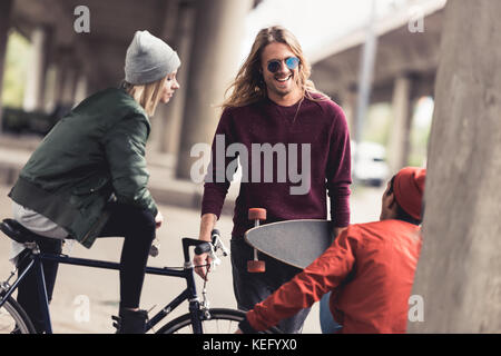 Gruppe von stilvolle Menschen mit Vintage bike Ausgabe Zeit zusammen im Freien Stockfoto