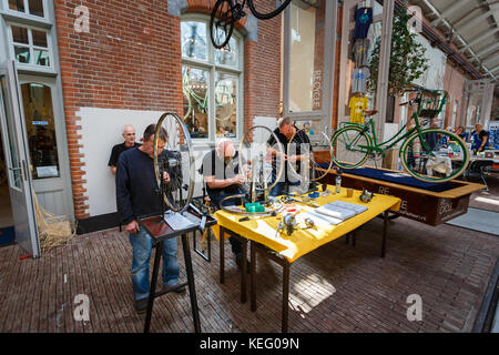 Amsterdam, Niederlande, 23. September 2017: Männer reparieren Fahrräder in der Werkstatt im maker Markt, auf dem hannie dankbaarpassage 47 Stockfoto