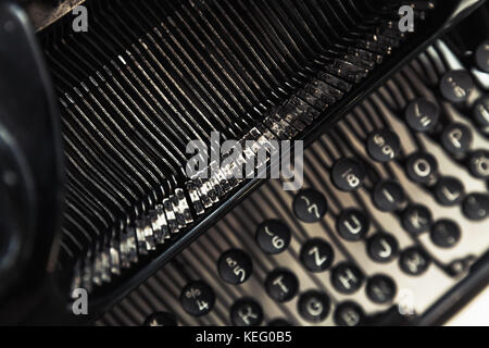 Vintage Schreibmaschine Maschine, closeup Fragment mit Buchstaben und Tasten, Foto mit weichen selektiven Fokus Stockfoto
