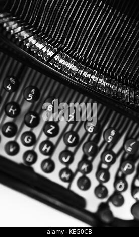Vintage Schreibmaschine Maschine senkrecht Fragment, Buchstaben und Tasten, schwarz-weiß Foto mit weichen selektiven Fokus Stockfoto