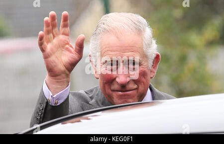 Der Prinz von Wales winkt vor dem Eglinton Community Centre in Londonderry zu den Wohltätern, während er Gemeinden besucht, die von den Sturzfluten des Sommers betroffen sind. Stockfoto