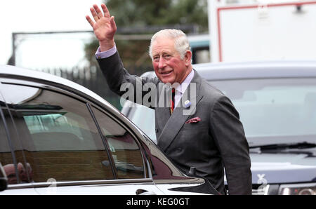 Der Prinz von Wales winkt vor dem Eglinton Community Centre in Londonderry zu den Wohltätern, während er Gemeinden besucht, die von den Sturzfluten des Sommers betroffen sind. Stockfoto